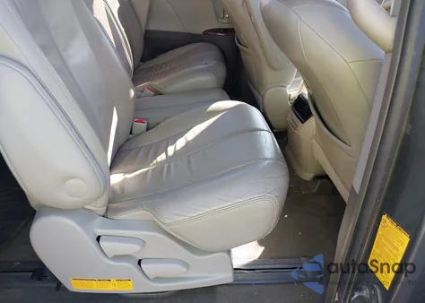 2014 Toyota Sienna Xle V6 8 Passenger z USA, uszkodzony, nr VIN 5TDYK3DC4ES522721